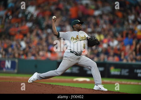 Houston, Texas, Stati Uniti d'America. 20 agosto 2017. Oakland atletica a partire lanciatore Jharel cotone (45) in azione durante una Major League Baseball gioco tra la Oakland atletica e Houston Astros al Minute Maid Park a Houston, TX. Credito: Cal Sport Media/Alamy Live News Foto Stock