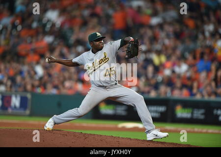 Houston, Texas, Stati Uniti d'America. 20 agosto 2017. Oakland atletica a partire lanciatore Jharel cotone (45) in azione durante una Major League Baseball gioco tra la Oakland atletica e Houston Astros al Minute Maid Park a Houston, TX. Credito: Cal Sport Media/Alamy Live News Foto Stock