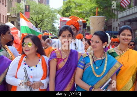 2017/08/20: vivace e diversificata folla prende parte alla trentottesima India parata del giorno per festeggiare l'indipendenza dell'India giorno a Madison Avenue a Manhattan. Foto Stock