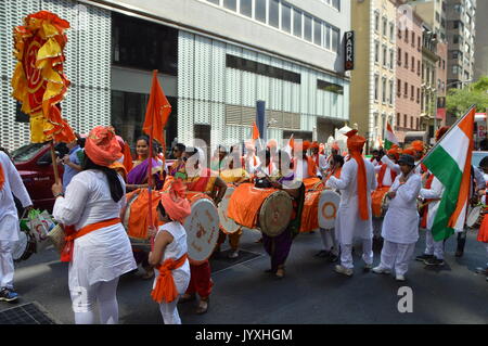 2017/08/20: vivace e diversificata folla prende parte alla trentottesima India parata del giorno per festeggiare l'indipendenza dell'India giorno a Madison Avenue a Manhattan. Foto Stock