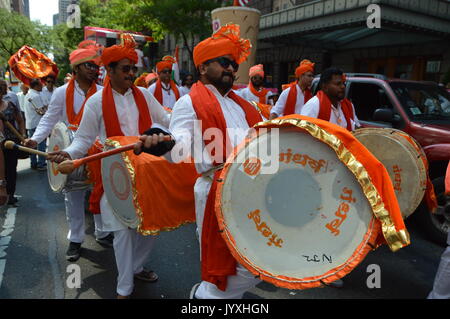 2017/08/20: vivace e diversificata folla prende parte alla trentottesima India parata del giorno per festeggiare l'indipendenza dell'India giorno a Madison Avenue a Manhattan. Foto Stock