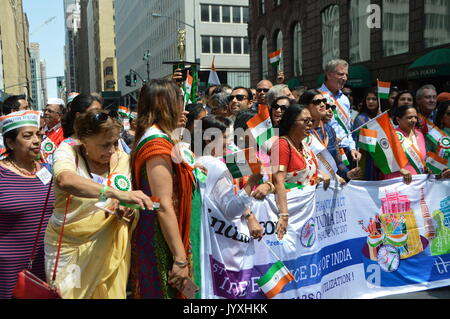 2017/08/20: vivace e diversificata folla prende parte alla trentottesima India parata del giorno per festeggiare l'indipendenza dell'India giorno a Madison Avenue a Manhattan. Foto Stock