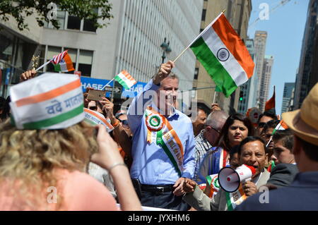 2017/08/20: vivace e diversificata folla prende parte alla trentottesima India parata del giorno per festeggiare l'indipendenza dell'India giorno a Madison Avenue a Manhattan. Foto Stock