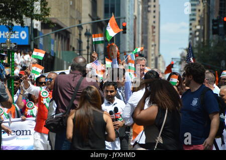 2017/08/20: vivace e diversificata folla prende parte alla trentottesima India parata del giorno per festeggiare l'indipendenza dell'India giorno a Madison Avenue a Manhattan. Foto Stock