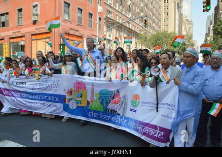 2017/08/20: vivace e diversificata folla prende parte alla trentottesima India parata del giorno per festeggiare l'indipendenza dell'India giorno a Madison Avenue a Manhattan. Foto Stock