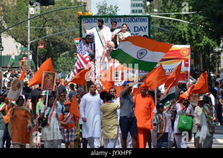 2017/08/20: vivace e diversificata folla prende parte alla trentottesima India parata del giorno per festeggiare l'indipendenza dell'India giorno a Madison Avenue a Manhattan. Foto Stock