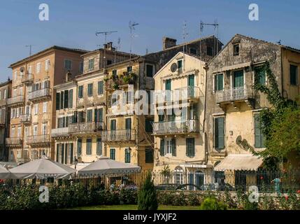 Corfù, Grecia. 10 ottobre, 2004. La tipica architettura di una strada residenziale nel centro storico della città di Corfù. Un isola Grecia del nord-ovest della costa, Corfù è diventata una favorita destinazione turistica. Credito: Arnold Drapkin/ZUMA filo/Alamy Live News Foto Stock