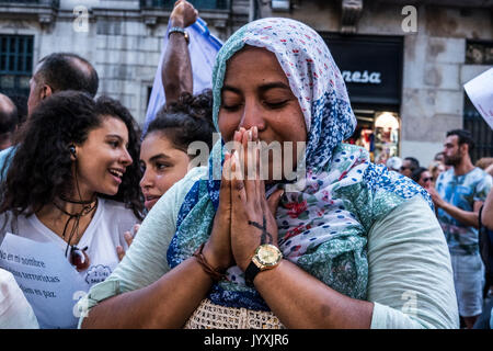 Barcellona, Spagna. 20 agosto 2017. La comunità musulmana di Barcellona rende omaggio alle vittime degli attacchi terroristici in Barcellona .una donna della comunità musulmana che vivono in Barcellona visto pregare. Credito: SOPA Immagini limitata/Alamy Live News Foto Stock