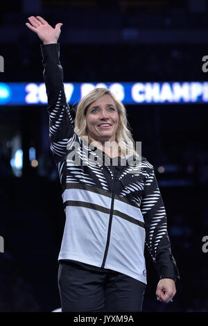 Anaheim, California, USA. 20 agosto 2017. KIM onde ZMESKAL alla folla durante il giorno finale del concorso all'Honda Center di Anaheim, in California. Credito: Amy Sanderson/ZUMA filo/Alamy Live News Foto Stock