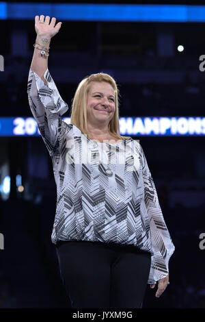 Anaheim, California, USA. 20 agosto 2017. AIMEE BOORMAN onde per la folla durante la giornata finale del concorso all'Honda Center di Anaheim, in California. Credito: Amy Sanderson/ZUMA filo/Alamy Live News Foto Stock