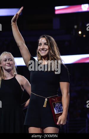 Anaheim, California, USA. 20 agosto 2017. ALY RAISMAN onde per la folla durante la giornata finale del concorso all'Honda Center di Anaheim, in California. Credito: Amy Sanderson/ZUMA filo/Alamy Live News Foto Stock