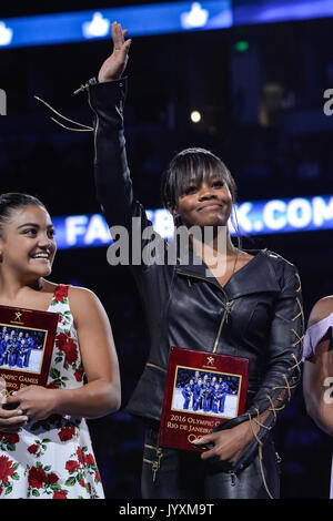 Anaheim, California, USA. 20 agosto 2017. GABBY DOUGLAS onde per la folla durante la giornata finale del concorso all'Honda Center di Anaheim, in California. Credito: Amy Sanderson/ZUMA filo/Alamy Live News Foto Stock