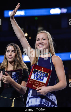 Anaheim, California, USA. 20 agosto 2017. MADISON KOCIAN onde per la folla durante la giornata finale del concorso all'Honda Center di Anaheim, in California. Credito: Amy Sanderson/ZUMA filo/Alamy Live News Foto Stock