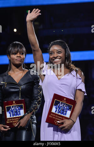 Anaheim, California, USA. 20 agosto 2017. SIMONE BILES onde per la folla durante la giornata finale del concorso all'Honda Center di Anaheim, in California. Credito: Amy Sanderson/ZUMA filo/Alamy Live News Foto Stock