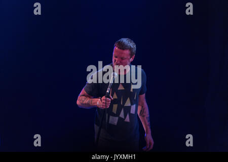 Jason Williamson di SLEAFORD MODS suona sul palco far Out Tent a Glanusk Park, Brecon, Regno Unito. 20 agosto 2017. Terzo giorno del festival musicale Green Man nelle Brecon Beacons Mountains in Galles. Crediti: Rob Watkins/Alamy Live News. INFO: Sleaford Mods sono un gruppo musicale britannico formatosi nel 2007, formato dal cantante Jason Williamson e dal produttore Andrew Fearn. Noti per i loro ritmi grezzi e minimalisti e i testi grintosi e politicamente carici, catturano la frustrazione della classe operaia e i problemi sociali moderni con commenti acuti e satirici. Foto Stock