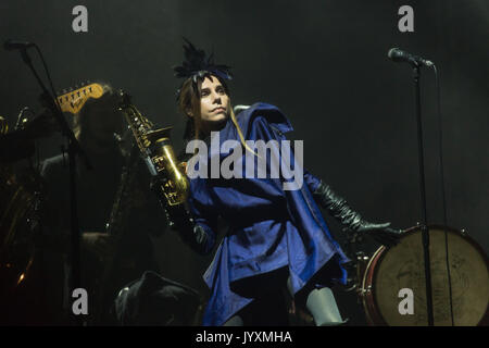 Glanusk Park, Brecon, Regno Unito. 20 agosto 2017. Terzo giorno del festival musicale Green Man nelle Brecon Beacons Mountains in Galles. PJ HARVEY ha chiuso il fine settimana con il Main Mountain Stage. Crediti: Rob Watkins/Alamy Live News. INFO: PJ Harvey è un'acclamata cantautrice e musicista britannica nota per la sua voce distintiva e lo stile eclettico. Con numerosi premi, tra cui il Mercury Prize, il suo lavoro influente abbraccia generi rock, punk e alternative, rendendola una figura fondamentale nella musica contemporanea. Foto Stock