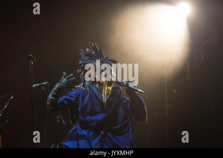 Glanusk Park, Brecon, Regno Unito. 20 agosto 2017. Terzo giorno del festival musicale Green Man nelle Brecon Beacons Mountains in Galles. PJ HARVEY ha chiuso il fine settimana con il Main Mountain Stage. Crediti: Rob Watkins/Alamy Live News. INFO: PJ Harvey è un'acclamata cantautrice e musicista britannica nota per la sua voce distintiva e lo stile eclettico. Con numerosi premi, tra cui il Mercury Prize, il suo lavoro influente abbraccia generi rock, punk e alternative, rendendola una figura fondamentale nella musica contemporanea. Foto Stock