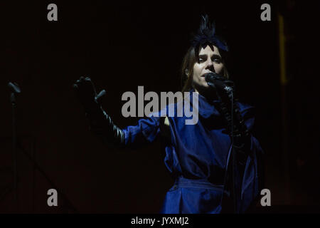 Glanusk Park, Brecon, Regno Unito. 20 agosto 2017. Terzo giorno del festival musicale Green Man nelle Brecon Beacons Mountains in Galles. PJ HARVEY ha chiuso il fine settimana con il Main Mountain Stage. Crediti: Rob Watkins/Alamy Live News. INFO: PJ Harvey è un'acclamata cantautrice e musicista britannica nota per la sua voce distintiva e lo stile eclettico. Con numerosi premi, tra cui il Mercury Prize, il suo lavoro influente abbraccia generi rock, punk e alternative, rendendola una figura fondamentale nella musica contemporanea. Foto Stock