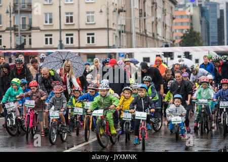 Vilnius, Lituania. 20 agosto 2017. Poco appassionati di ciclismo prendere parte alla velomarathon a Vilnius, Lituania, sul 20 agosto, 2017. La gara ciclistica Velomarathon ha attirato più di 8.000 i ciclisti e appassionati di ciclismo da oltre venti paesi. Credito: Alfredas Pliadis/Xinhua/Alamy Live News Foto Stock