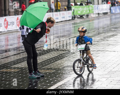 Vilnius, Lituania. 20 agosto 2017. Un ragazzo prende parte alla velomarathon a Vilnius, Lituania, sul 20 agosto, 2017. La gara ciclistica Velomarathon ha attirato più di 8.000 i ciclisti e appassionati di ciclismo da oltre venti paesi. Credito: Alfredas Pliadis/Xinhua/Alamy Live News Foto Stock