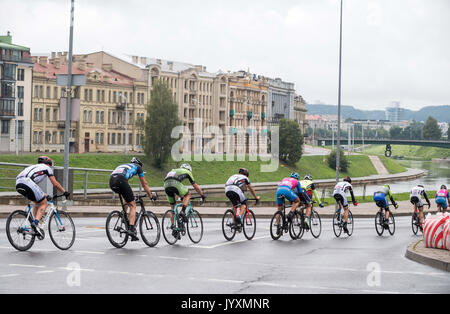 Vilnius, Lituania. 20 agosto 2017. I ciclisti prendere parte alla velomarathon a Vilnius, Lituania, sul 20 agosto, 2017. La gara ciclistica Velomarathon ha attirato più di 8.000 i ciclisti e appassionati di ciclismo da oltre venti paesi. Credito: Alfredas Pliadis/Xinhua/Alamy Live News Foto Stock