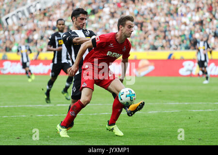 Moenchengladbach. 20 agosto 2017. Lars Stindl (L) del Borussia Moenchengladbach e Lukas Kluenter di 1.FC Koeln si contendono la palla durante la Bundesliga match tra Borussia Moenchengladbach e 1. FC Koeln a Borussia-Park su agosto 20, 2017 in Moenchengladbach, Germania. Credito: Ulrich Hufnagel/Xinhua/Alamy Live News Foto Stock