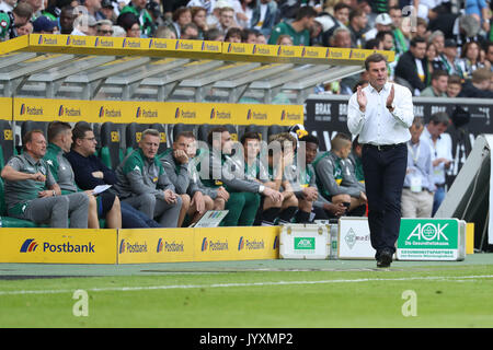 Moenchengladbach. 20 agosto 2017. Allenatore del Borussia Moenchengladbach Dieter Hecking applausi a scena aperta dopo aver vinto la Bundesliga match contro 1. FC Koeln a Borussia-Park su agosto 20, 2017 in Moenchengladbach, Germania. Credito: Ulrich Hufnagel/Xinhua/Alamy Live News Foto Stock