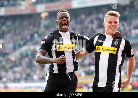 Moenchengladbach. 20 agosto 2017. Nico Elvedi (R) del Borussia Moenchengladbach celebra dopo rigature durante la Bundesliga match tra Borussia Moenchengladbach e 1. FC Koeln a Borussia-Park su agosto 20, 2017 in Moenchengladbach, Germania. Credito: Ulrich Hufnagel/Xinhua/Alamy Live News Foto Stock