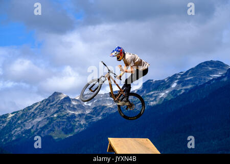 Whistler, British Columbia, Canada. 20 Agosto, 2017. Il runner-up, Emil Johansson (Svezia), si ritiene che le catture di alcuni aria al 2017 Crankworx Slopestyle, Red Bull Joyride al Whistler Mountain Bike Park. Joe Ng/Alamy Live News Foto Stock