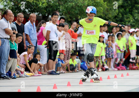 Huaibei, Huaibei, Cina. 19 Ago, 2017. Huaibei, Cina del XIX Agosto 2017: (solo uso editoriale. Cina OUT) .i bambini godono di pattinaggio in una piazza in Huaibei, est cinese della provincia di Anhui. Credito: SIPA Asia/ZUMA filo/Alamy Live News Foto Stock