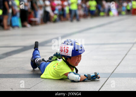 Huaibei, Huaibei, Cina. 19 Ago, 2017. Huaibei, Cina del XIX Agosto 2017: (solo uso editoriale. Cina OUT) .i bambini godono di pattinaggio in una piazza in Huaibei, est cinese della provincia di Anhui. Credito: SIPA Asia/ZUMA filo/Alamy Live News Foto Stock