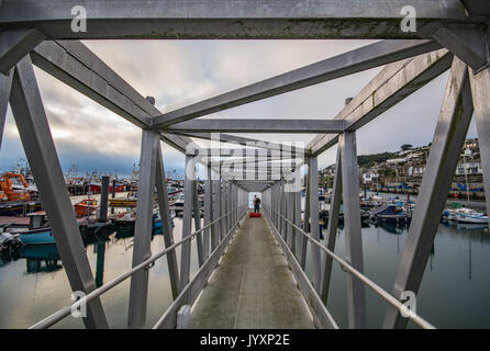 Vista verso il basso la parte superiore della passerella al Porto di Newlyn Foto Stock