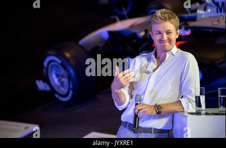 Stuttgart, Germania. 21 Ago, 2017. Del Campione del Mondo di Formula 1 Nico Rosberg parla durante l'installazione del suo campionato del mondo in auto la Mercedes-Benz Museum di Stoccarda, Germania, 21 agosto 2017. Foto: Sebastian Gollnow/dpa/Alamy Live News Foto Stock