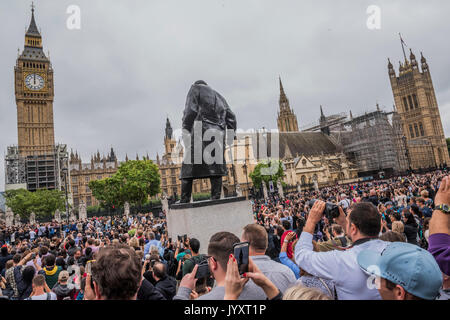 Londra, Regno Unito. 21 Ago, 2017. Big Ben Bongs il suo ultimo per diversi anni di fronte a una grande folla in Piazza del Parlamento, Londra. Credito: Guy Bell/Alamy Live News Foto Stock