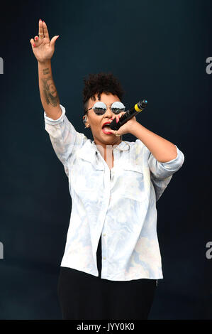 Emeli Sande effettuando al V Festival di Hylands Park, Chelmsford. Foto Stock