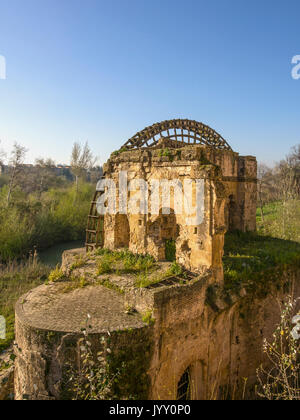 CORDOBA, SPAGNA - 12 MARZO 2016: Replica Moorish ruota d'acqua sul fiume Guadalquivir Foto Stock