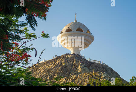 Gigante bruciatore di incenso monumento al Riyam Park in Muscat. Oman, Medio Oriente Foto Stock