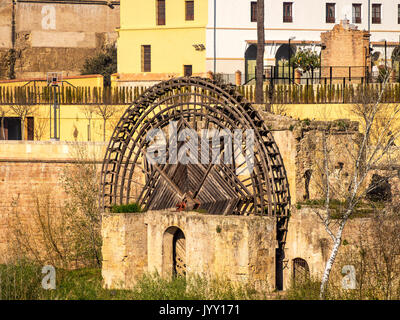 CORDOBA, SPAGNA - 12 MARZO 2016: Replica ruota d'acqua moresca sul fiume Guadalquivir Foto Stock