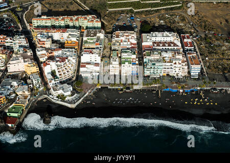 Surf sulla lava nera Beach Boardwalk, Puerto Naos, La Palma Isole Canarie Spagna Foto Stock