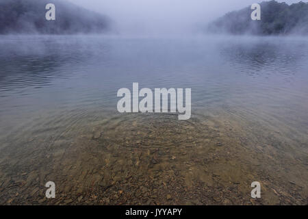 Increspature tranquilla sul lago di montagna Foto Stock