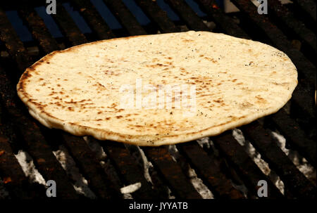 Pane Pita cottura alla griglia Foto Stock