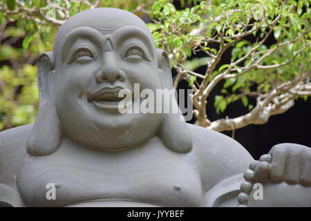 Una statua di Buddha ridendo sulla Monkey Mountain, da Nang, Vietnam Foto Stock
