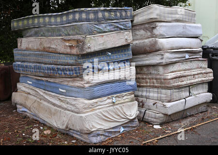 Una pila di materassi sporchi sono impilati su una strada in Devon, Regno Unito Foto Stock