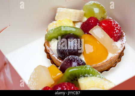 Su un piatto di deliziosa crostata di frutta Foto Stock