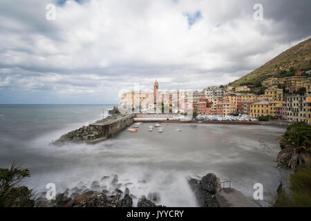 La luce diurna lunga esposizione di seastorm in Genova Nervi, Liguria, Italia Foto Stock