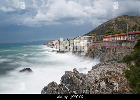 La luce diurna lunga esposizione di seastorm in Genova Nervi, Liguria, Italia Foto Stock