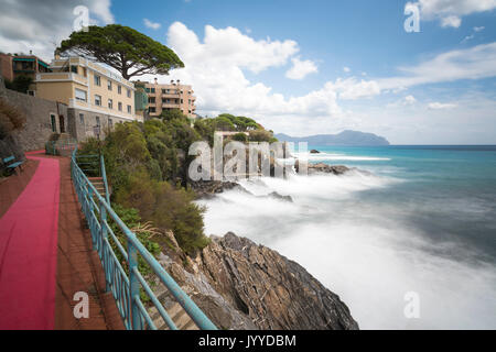 La luce diurna lunga esposizione di seastorm in Genova Nervi, Liguria, Italia Foto Stock