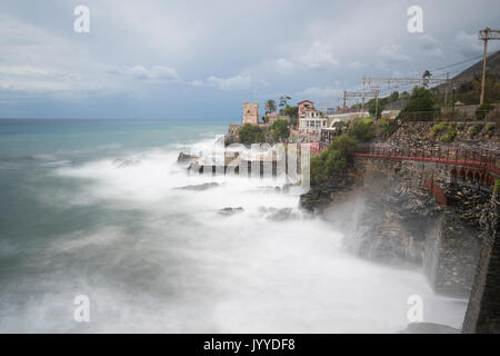 La luce diurna lunga esposizione di seastorm in Genova Nervi, Liguria, Italia Foto Stock