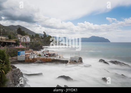 La luce diurna lunga esposizione di seastorm in Genova Nervi, Liguria, Italia Foto Stock