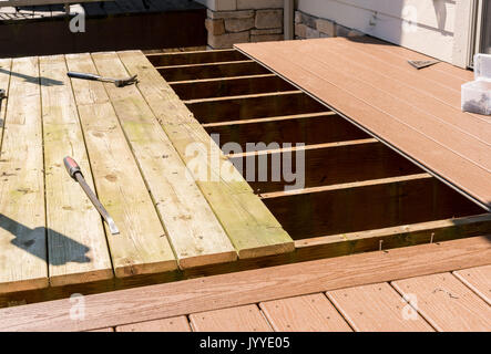 Sostituzione del vecchio ponte di legno con materiale composito Foto Stock